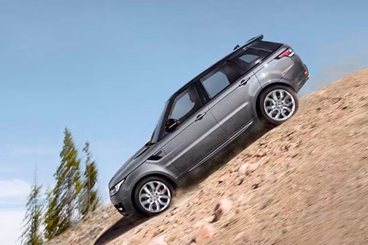 Đứng thứ hai là mẫu SUV 7 chỗ Range Rover. Range Rover là mẫu SUV hạng sang rất được ưa chuộng và làm mưa làm gió ở phân khúc xe sang nhiều năm nay. Rất nhiều ngôi sao và người nổi tiếng đã chọn Range Rover là xe chính dùng để đi lại.