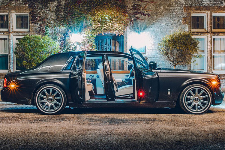Rolls-Royce Phantom hiện tại thuộc thế hệ thứ 8 mới nhất, sở hữu trên mình hàng loạt trang bị hiện đại và sang trọng. Xe có giá hơn 420.000 USD tại thị trường nước ngoài (tương đương gần 10 tỷ đồng) tại Việt Nam.