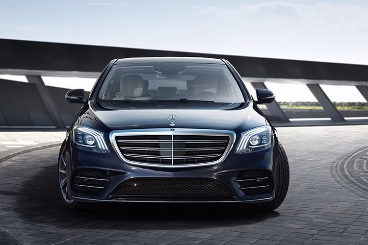 So với phiên bản cũ, Mercedes-Benz S-Class 2018 một chút thay đổi về ngoại hình như hốc gió được chia thành ba vùng riêng biệt, lazăng 20 inch. Nội thất của xe được thiết kế và bài trí vô cùng sang trọng với sự hiện diện của các chất liệu như da, gỗ cao cấp và ốp crome.