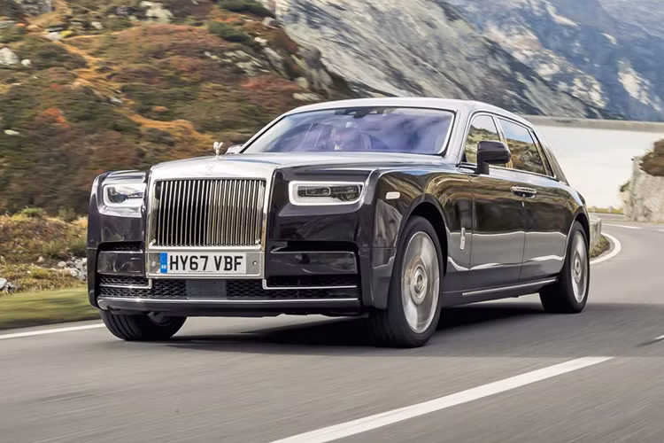 Mẫu sedan hạng siêu sang đình đám của Rolls-Royce xếp ở vị trí thứ ba trong danh sách của Top Gear kèm theo lời nhận xét: "Trên đời không có gì hoàn hảo, nhưng chiếc Phantom lại gần đạt đến sự hoàn hảo. Chiếc xe mang đến trải nghiệm hoàn hảo và sang trọng ở mọi khía cạnh."
