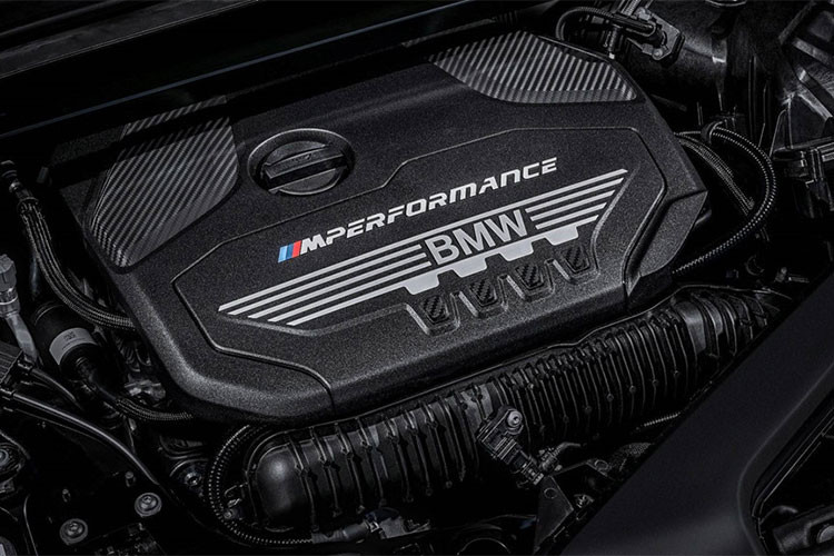 Tại thị trường nước ngoài, BMW X2 sDrive20i mới sử dụng động cơ tăng áp kép 2.0L, công suất 192 mã lực và mô-men xoắn cực đại 280 Nm, đi kèm hộp số ly hợp kép 7 cấp hoặc tự động 8 cấp. Khả năng tăng tốc của BMW X2 từ 0-100 km/h trong 7.7 giây và đạt vận tốc cực đại 227 km/h.