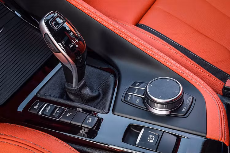 Khoang hành lý của xe có thể tích 470 lít và có thể mở rộng một cách linh hoạt với các ghế ngồi gập 40/20/40. Trên thị trường toàn cầu, X2 hoàn toàn mới sẽ có 3 phiên bản lựa chọn là: Base (Tiêu chuẩn), M Sport và M Sport X. Hiện phiên bản M Sport sDrive 20i đã có mặt tại Việt Nam.