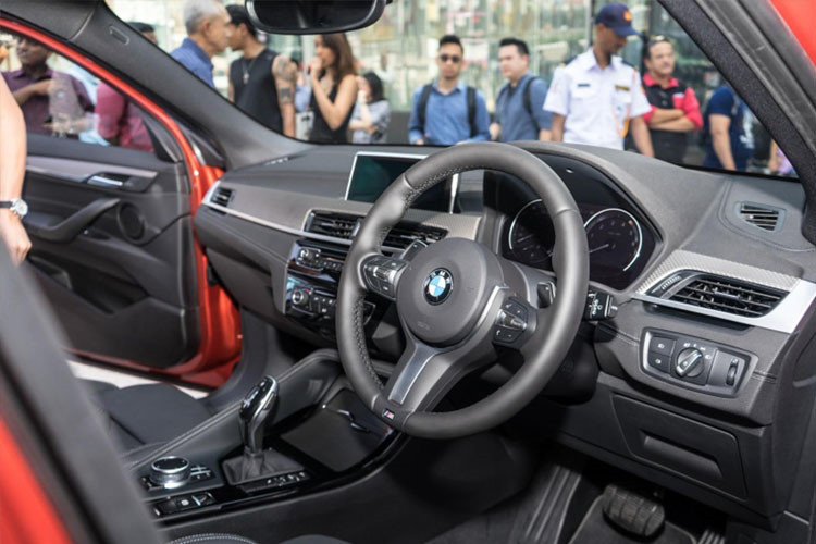 Nội thất cũng có nhiều nâng cấp, cụ thể xe được trang bị màn hình cảm ứng trung tâm kích thước 8,8 inch và hệ thống âm thanh 6 loa. X2 cũng đi kèm với các gói trang bị BMW Connected như: thông tin giao thông Real-Time Trafic, truy cập internet BMW Online, ứng dụng điều khiển xe BMW trên điện thoại thông minh...