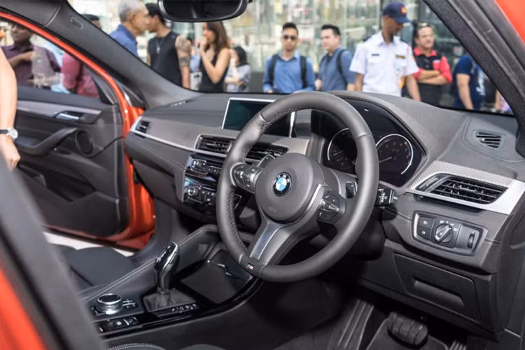 Nội thất cũng có nhiều nâng cấp, cụ thể xe được trang bị màn hình cảm ứng trung tâm kích thước 8,8 inch và hệ thống âm thanh 6 loa. X2 cũng đi kèm với các gói trang bị BMW Connected như: thông tin giao thông Real-Time Trafic, truy cập internet BMW Online, ứng dụng điều khiển xe BMW trên điện thoại thông minh...