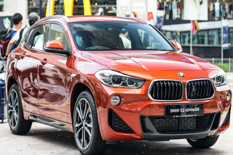 BMW X2 là mẫu xe mới nhất trong gia đình X-Series của thương hiệu xe Đức. Mẫu xe này sở hữu gói trang bị thể thao M-Sport với một số thay đổi về ngoại thất như cản trước và sau được thiết kế thể thao hơn, hệ thống treo M-Sport giúp khoảng sáng gầm hạ xuống 10mm, ghế thể thao...