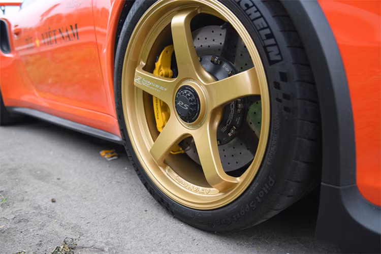 Một số chi tiết thiết kế đáng chú ý trên xe bao gồm cánh gió lớn gắn cố định phía sau mang lại tính khí động học. Trên siêu xe 911 GT3 RS có sự xuất hiện của khá nhiều khe hút và thoát gió như hốc giớ lớn phía trước, hai bên vòm bánh sau, 2 bên cản sau, vòm bánh trước, nắp ca-pô.