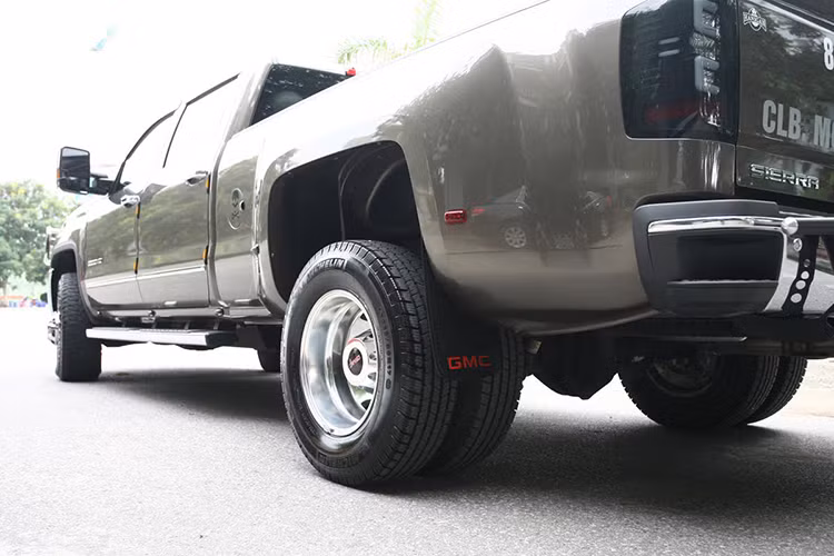 Tải trọng tối đa của Sierra 3500HD là 2927 kg. Chính vì vậy, chiếc xe phải cần tới lốp kép ở trục sau để có thể chịu được trọng tải trên thùng sau dài 2.483 mm, cao 539 mm và rộng 1.295 mm cùng thể tích 2.160 lít.