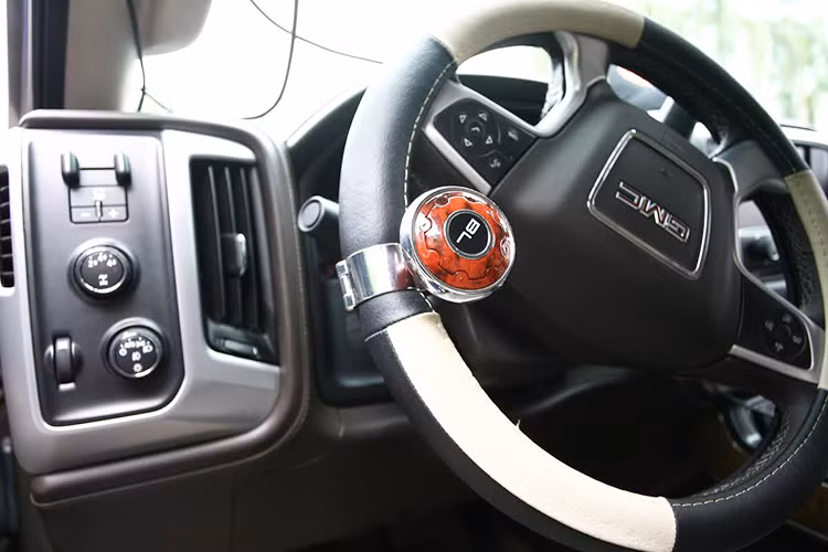 Vô lăng xe được thiết kế khá lớn với các chi tiết bọc da cao cấp, trên vô lăng cũng được trang bị các nút bấm đa dụng dành cho người điều khiển. Hệ thống kiểm soát hành trình và khóa vi sai cầu sau tự động cũng xuất hiện trên mẫu siêu bán tải này.