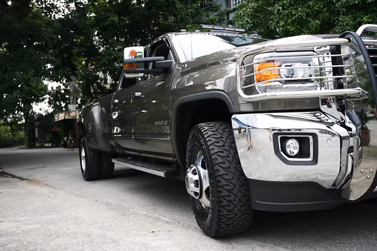 Là sản phẩm của GMC - thương hiệu con của GM chuyên sản xuất SUV, bán tải và các loại xe chuyên dụng, GMC Sierra 3500HD trên thực tế là phiên bản "hạng sang" của Dodge Ram 3500. Tại Mỹ, chiếc xe cạnh tranh với Ford F350 trong phân khúc bán tải hạng nặng.