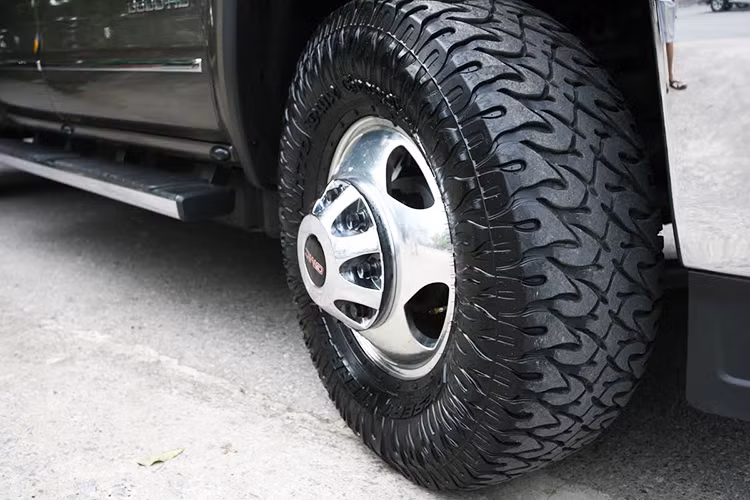 GMC Sierra 3500HD SLT đời mới có bộ la-zăng 18 inch, đèn pha HID, tay nắm cửa mạ crôm, đèn sương mù và đèn soi sáng thùng xe. Trong khi đó, cửa mở thùng sau điều khiển từ xa là trang thiết bị mới của GMC Sierra 3500HD SLT 2016.