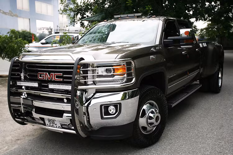 Từng đặt chân đến Việt Nam vào hồi giữa tháng 12/2015, siêu xe bán tải "khủng long" GMC Sierra 3500HD đã từng gây xôn xao trên mạng xã hội cũng như các mặt báo. Sau đó, người ta thường xuyên nhìn thấy chiếc xe bán tải 6 bánh này chạy trên đường Hà Nội.