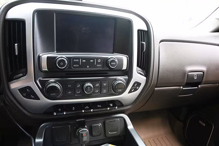 Về an toàn, GMC Sierra 3500HD SLT 2016 có túi khí dành cho hàng ghế trước, dải đèn LED chiếu sáng ban ngày và camera chiếu hậu. Đi kèm với đó là các tuỳ chọn dành cho khách hàng đặt mua thêm để trang bị...