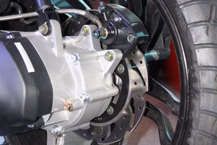 Fancy 125 trang bị phanh đĩa trước 260mm và sau 240mm. Có hai phiên bản: phiên bản tiêu chuẩn và phiên bản phanh ABS (chống bó phanh hai kênh trước và sau) giúp xe không bị ngã, an toàn hơn khi phanh gấp.