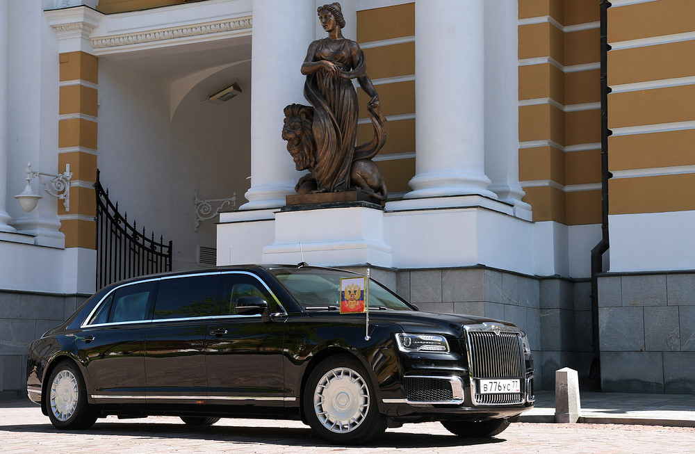Chiếc limousine siêu sang mới của ông Putin được trang bị nội thất vô cùng sang trọng. Cabin xe được phủ gỗ quý với nhiều chi tiết kim loại sáng loáng. Ngoài ra, các thông số kỹ thuật vẫn chưa được công bố.