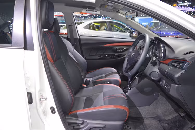 Các trang bị đáng chú ý khác bao gồm; chìa khoá thông minh, cụm đồng hồ phong cách thể thao, màn hình thông tin giải trí đa phương tiện 7 inch, ghế ngồi thiết kế thể thao với chất liệu da pha nỉ, tay nắm cửa sơn đen ánh kim tăng chất thể thao cho nội thất của mẫu xe Toyota Vios 2017.