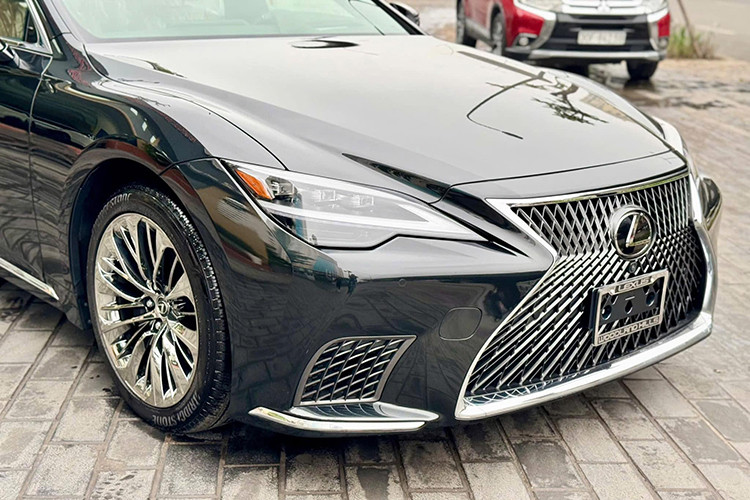 Chiếc Lexus LS 500 2022 mới cứng rao bán là phiên bản nhập khẩu nguyên chiếc từ Mỹ, khác với các mẫu LS 2025 chính hãng hiện nay vốn được nhập khẩu từ Nhật Bản. Xe sở hữu ngoại thất màu đen bóng bẩy, các chi tiết mạ chrome vẫn giữ được tình trạng tốt, không có dấu hiệu xuống cấp. Điều này cho thấy chủ nhân đã bảo quản rất kỹ lưỡng, có thể bằng cách phủ bạt và cất giữ trong garage.