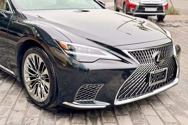Chiếc Lexus LS 500 2022 mới cứng rao bán là phiên bản nhập khẩu nguyên chiếc từ Mỹ, khác với các mẫu LS 2025 chính hãng hiện nay vốn được nhập khẩu từ Nhật Bản. Xe sở hữu ngoại thất màu đen bóng bẩy, các chi tiết mạ chrome vẫn giữ được tình trạng tốt, không có dấu hiệu xuống cấp. Điều này cho thấy chủ nhân đã bảo quản rất kỹ lưỡng, có thể bằng cách phủ bạt và cất giữ trong garage.
