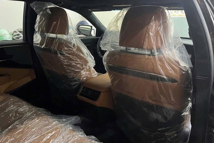 Về an toàn, Lexus LS 500 2022 được trang bị đầy đủ các công nghệ hỗ trợ lái xe hiện đại như cảnh báo điểm mù, cảnh báo phương tiện cắt ngang phía sau, cảnh báo lệch làn và hỗ trợ duy trì làn đường, ga tự động thích ứng, hỗ trợ phanh khẩn cấp và camera 360 độ.