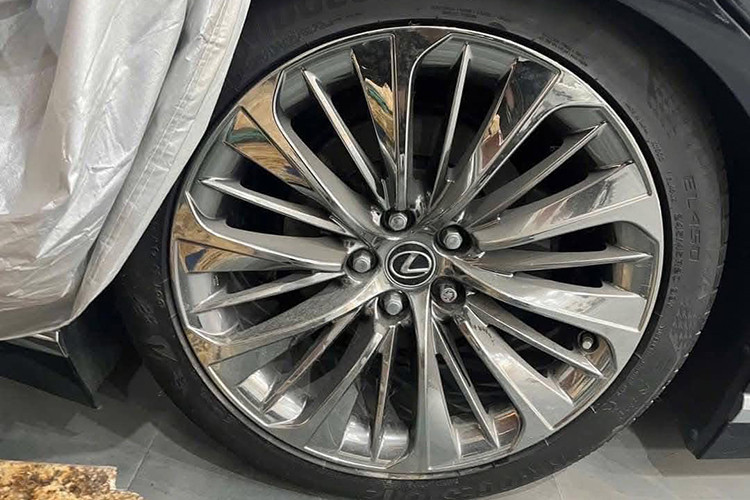 Tuy nhiên, do sử dụng hệ thống treo khí nén nên chiếc xe đã bị xẹp xuống do đỗ lâu ngày. Đây không phải là vấn đề nghiêm trọng, bởi chỉ cần khởi động xe, hệ thống bơm khí sẽ hoạt động trở lại, đưa hệ thống treo về trạng thái bình thường.