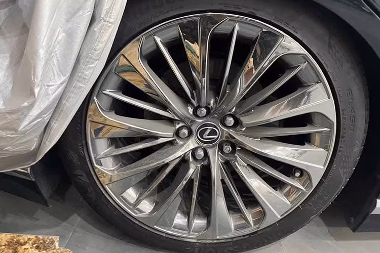 Tuy nhiên, do sử dụng hệ thống treo khí nén nên chiếc xe đã bị xẹp xuống do đỗ lâu ngày. Đây không phải là vấn đề nghiêm trọng, bởi chỉ cần khởi động xe, hệ thống bơm khí sẽ hoạt động trở lại, đưa hệ thống treo về trạng thái bình thường.