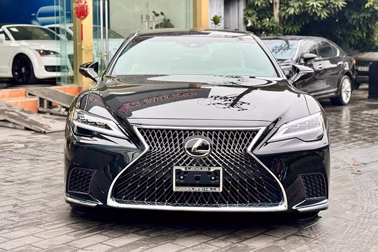 Theo người bán, lý do chiếc Lexus LS 500 2022 bỏ xó rao bán này có thể xem là "mới 100%" gần như chưa được sử dụng. Hình ảnh đăng tải cho thấy xe không có tem đăng kiểm, điều này đồng nghĩa với việc chiếc sedan hạng sang chưa từng đăng ký biển số hay lăn bánh hợp pháp trên đường.
