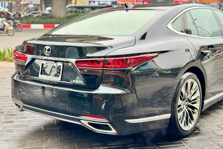 Mức giá xe Lexus LS 500 2022 chuyển nhượng được tiết lộ vào khoảng 5 tỷ đồng, thấp hơn đáng kể so với giá bán chính hãng khi mới ra mắt. Hiện vẫn chưa rõ nguyên nhân tại sao chủ nhân lại không sử dụng chiếc xe trong suốt hơn hai năm qua.