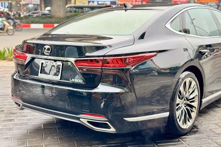 Mức giá xe Lexus LS 500 2022 chuyển nhượng được tiết lộ vào khoảng 5 tỷ đồng, thấp hơn đáng kể so với giá bán chính hãng khi mới ra mắt. Hiện vẫn chưa rõ nguyên nhân tại sao chủ nhân lại không sử dụng chiếc xe trong suốt hơn hai năm qua.