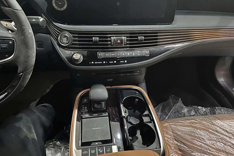 Lexus LS 500 đời 2022 sử dụng động cơ V6 3.5L tăng áp kép, sản sinh công suất 416 mã lực và mô-men xoắn 600 Nm. Xe đi kèm hộp số tự động 10 cấp và hệ dẫn động cầu sau, mang đến trải nghiệm lái mượt mà và mạnh mẽ.