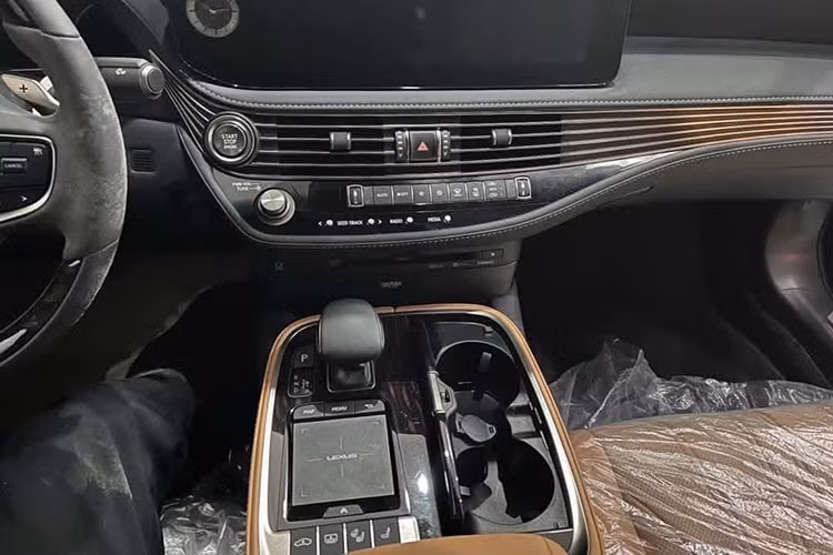 Lexus LS 500 đời 2022 sử dụng động cơ V6 3.5L tăng áp kép, sản sinh công suất 416 mã lực và mô-men xoắn 600 Nm. Xe đi kèm hộp số tự động 10 cấp và hệ dẫn động cầu sau, mang đến trải nghiệm lái mượt mà và mạnh mẽ.