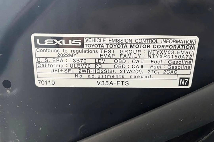 Vào thời điểm ra mắt, Lexus LS 500 2022 được phân phối chính hãng tại Việt Nam với mức giá dao động từ 7,28 đến 8,33 tỷ đồng, tùy theo phiên bản nội thất. Như vậy dù chưa sử dụng, chủ nhân chiếc xe vẫn phải chịu lỗ ít nhất 2,28 tỷ đồng so với giá mua ban đầu. 