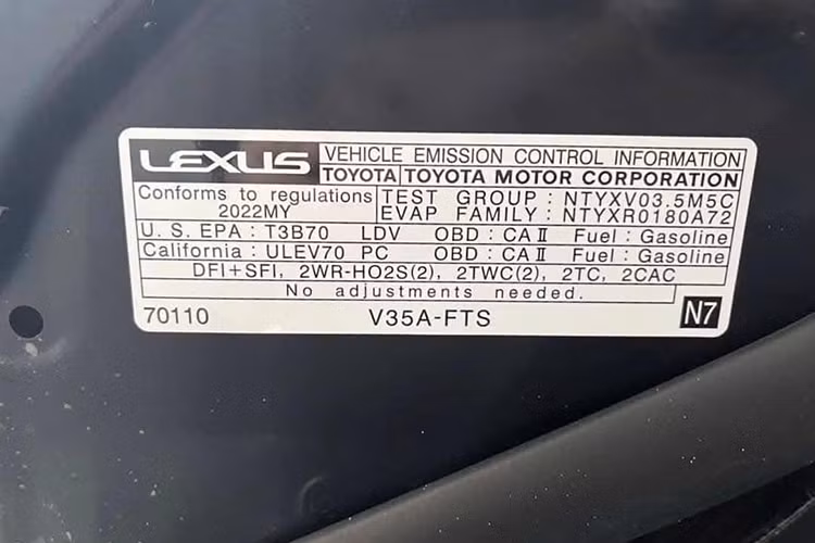 Vào thời điểm ra mắt, Lexus LS 500 2022 được phân phối chính hãng tại Việt Nam với mức giá dao động từ 7,28 đến 8,33 tỷ đồng, tùy theo phiên bản nội thất. Như vậy dù chưa sử dụng, chủ nhân chiếc xe vẫn phải chịu lỗ ít nhất 2,28 tỷ đồng so với giá mua ban đầu. 