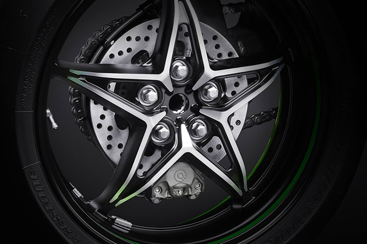 Kawasaki Ninja H2 thế hệ mới cũng vẫn được trang bị cặp phanh đĩa Brembo Stylema®️️️️️️️️️️️️️️️️️️️️ với kẹp phanh 4 piston đối diện và đường kính đĩa phanh 330mm cho khả năng phanh ấn tượng. Bộ ly hợp Brembo và tay phanh trước được thiết kế để ngăn chặn lực gió tác động vào tay phanh khi xe đang chạy ở tốc độ cao...