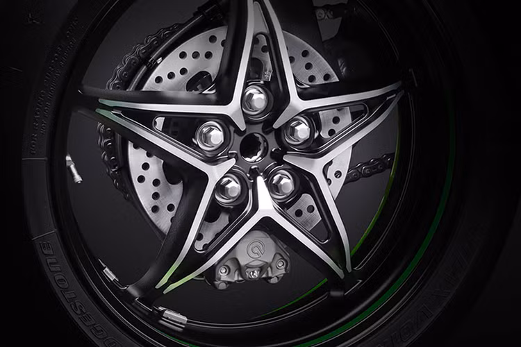 Kawasaki Ninja H2 thế hệ mới cũng vẫn được trang bị cặp phanh đĩa Brembo Stylema®️️️️️️️️️️️️️️️️️️️️ với kẹp phanh 4 piston đối diện và đường kính đĩa phanh 330mm cho khả năng phanh ấn tượng. Bộ ly hợp Brembo và tay phanh trước được thiết kế để ngăn chặn lực gió tác động vào tay phanh khi xe đang chạy ở tốc độ cao...