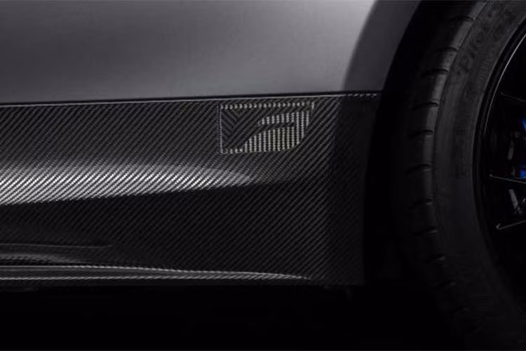 Kiểu dáng thể thao của chiếc Lexus RC F đặc biệt nổi bật với các chi tiết như nắp ca-pô, hốc hút gió, vách bên thân xe, bộ khuếch tán phía sau được làm bằng sợi carbon giúp cho xe trở nên hầm hồn và mạnh mẽ hơn nhiều so với chiếc RC F tiêu chuẩn từng ra mắt thị trường trước đây. 