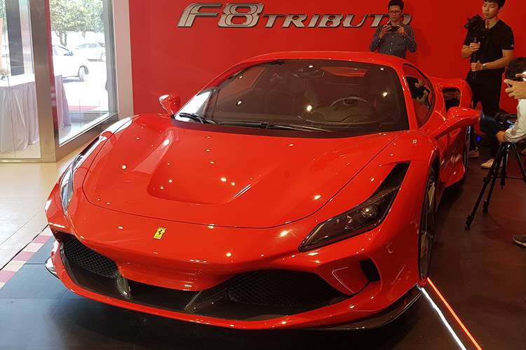 Đầu xe nổi bật với đèn pha LED nằm ngang, bộ khuếch tán khí động học phía trước được chia làm ba với hốc gió lớn góc cạnh mà Ferrari gọi là “S-Duct” nay đã tăng 15% so với 488 GTB, nó truyền không khí đi qua “mũi” và thoát ra tại điểm cong trên mui, thân xe để tạo lực nén xuống mặt đường (downforce) tăng hiệu quả khí động học.