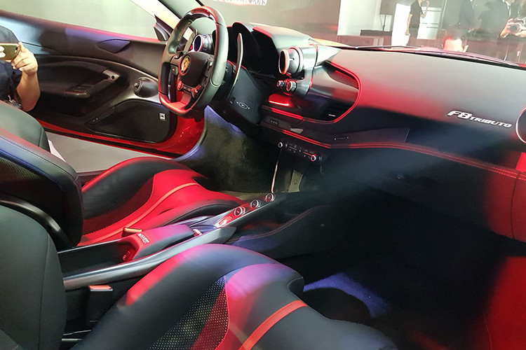 Toàn bộ cabin bao gồm vô lăng, bảng điều khiển trung tâm, táp-pi cửa, các khe gió điều hoà,... đã được thiết kế lại hoàn toàn, cabin vẫn giữ kiểu dáng buồng lái cổ điển, hướng đến người lái. Đáng chú là Ferrari trang bị một màn hình cảm ứng 7 inch mới.