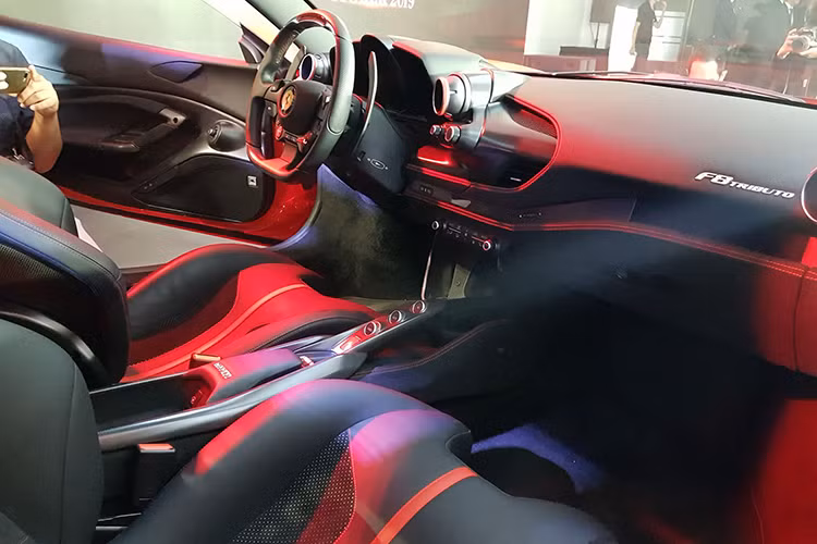 Toàn bộ cabin bao gồm vô lăng, bảng điều khiển trung tâm, táp-pi cửa, các khe gió điều hoà,... đã được thiết kế lại hoàn toàn, cabin vẫn giữ kiểu dáng buồng lái cổ điển, hướng đến người lái. Đáng chú là Ferrari trang bị một màn hình cảm ứng 7 inch mới.