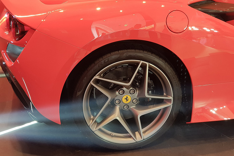 So với Ferrari 488 Pista, F8 Tributo sở hữu chiều dài 4.611 mm, rộng 1.979 mm và cao 1.206 mm, nó dài hơn một chút (+43 mm), rộng (+27 mm) và thấp hơn (-7 mm) so với 488 GTB. Đáng chú ý là F8 Tributo có trọng lượng khô nhẹ hơn 40 kg so với 488 GTB. Với cân nặng 1.330 kg, F8 Tributo nhẹ hơn 55 kg so với 488 Pista (1.385 kg) .