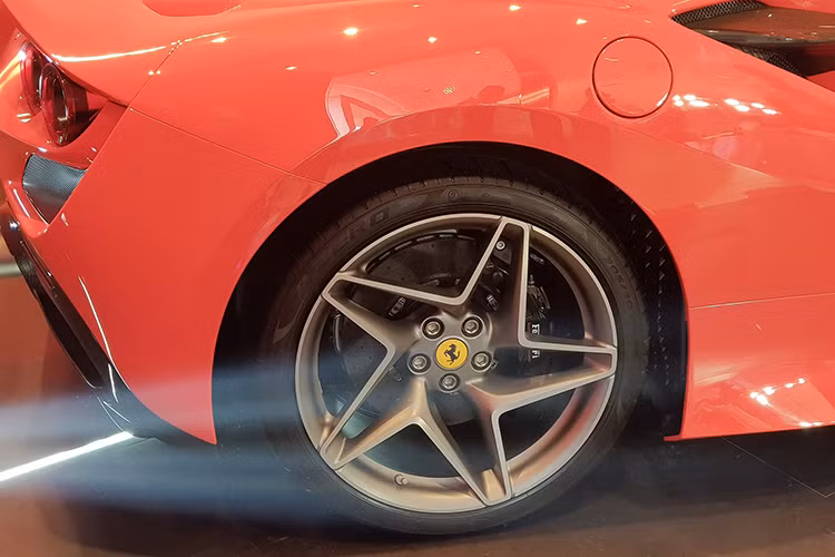 So với Ferrari 488 Pista, F8 Tributo sở hữu chiều dài 4.611 mm, rộng 1.979 mm và cao 1.206 mm, nó dài hơn một chút (+43 mm), rộng (+27 mm) và thấp hơn (-7 mm) so với 488 GTB. Đáng chú ý là F8 Tributo có trọng lượng khô nhẹ hơn 40 kg so với 488 GTB. Với cân nặng 1.330 kg, F8 Tributo nhẹ hơn 55 kg so với 488 Pista (1.385 kg) .
