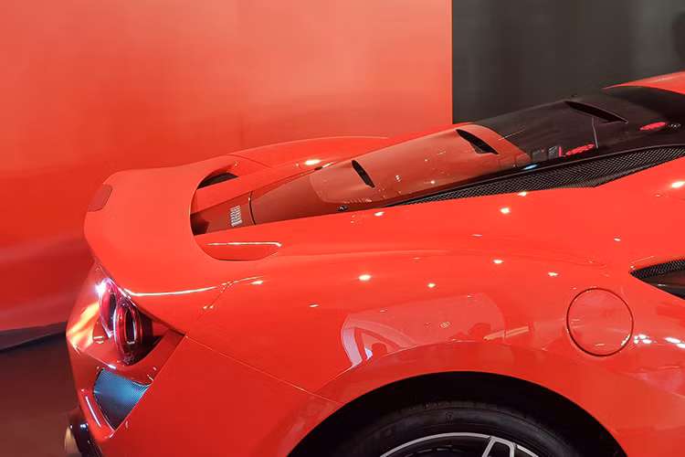 Hãng siêu xe Ferrari đã trang bị đèn hậu mới cho F8 Tributo sử dụng 2 đèn tròn nằm cạnh nhau mỗi bên thay cho 1 đèn hình tròn ở đời 488. Thiết kế đèn hậu F8 Tributo mang nhiều nét tương đồng với cụm đèn hậu của Ferrari 812 Superfast - dòng xe được định vị nằm trên 488/ F8 Tributo 1 bậc.