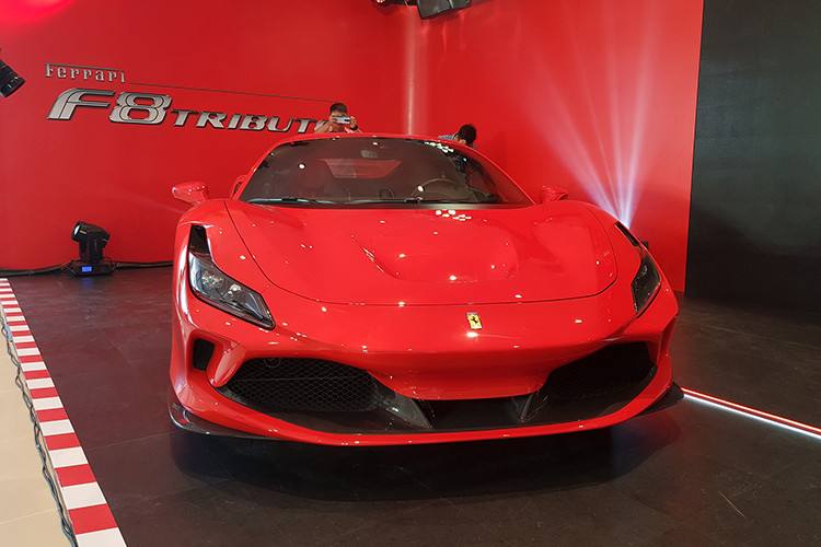 Thiết kế của Ferrari luôn mang một vẻ đẹp “sexy” ở mọi thời đại. Mặc dù được đổi mới toàn diện về thiết kế nhưng tổng thể của siêu xe Ferrari F8 Tributo vẫn có mối liên hệ với dòng 488 GTB, chứ không khác biệt kiểu “một trời, một vực”. Những ai yêu Ferrari chắc chắn sẽ nhận ra khi xem cận cảnh mẫu siêu xe này.