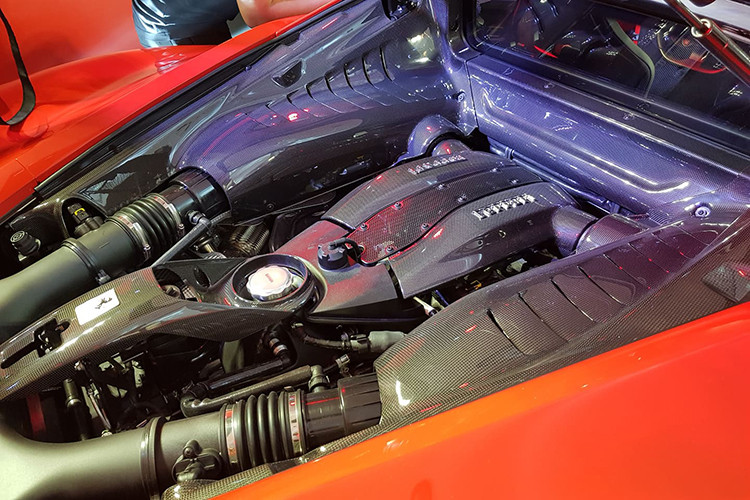 Siêu xe Ferrari F8 Tributo mất 2,9 giây để tăng tốc 0-100 km/ h và 7,8 giây từ 0- 200 km/ h. Ở phiên bản 488 Pista cuối cùng, động cơ V8 này đã được cải tiến ở van nạp xả, piston và thành xy-lanh, hệ thống tăng áp và giải nhiệt không khí nạp intercooler lớn hơn.