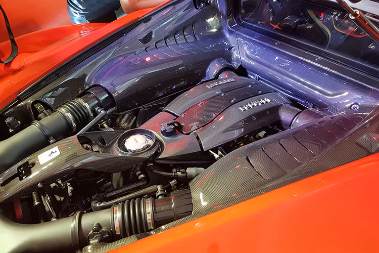 Siêu xe Ferrari F8 Tributo mất 2,9 giây để tăng tốc 0-100 km/ h và 7,8 giây từ 0- 200 km/ h. Ở phiên bản 488 Pista cuối cùng, động cơ V8 này đã được cải tiến ở van nạp xả, piston và thành xy-lanh, hệ thống tăng áp và giải nhiệt không khí nạp intercooler lớn hơn.