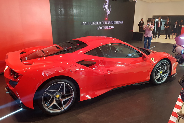 Thời gian đầu, Ferrari tại Việt Nam có thể sẽ kinh doanh 3 mẫu xe là 812 SuperFast, Portofino và mẫu SUV của hãng sắp lộ diện cũng sẽ là một sản phẩm chiến lược trong tương lai. Đang chú ý nhất trong ngày khai trương chính là việc hãng siêu xe Ý cho ra mắt mẫu Ferrari F8 Tributo mới.