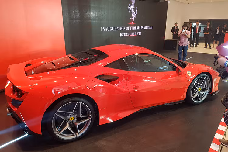Thời gian đầu, Ferrari tại Việt Nam có thể sẽ kinh doanh 3 mẫu xe là 812 SuperFast, Portofino và mẫu SUV của hãng sắp lộ diện cũng sẽ là một sản phẩm chiến lược trong tương lai. Đang chú ý nhất trong ngày khai trương chính là việc hãng siêu xe Ý cho ra mắt mẫu Ferrari F8 Tributo mới.