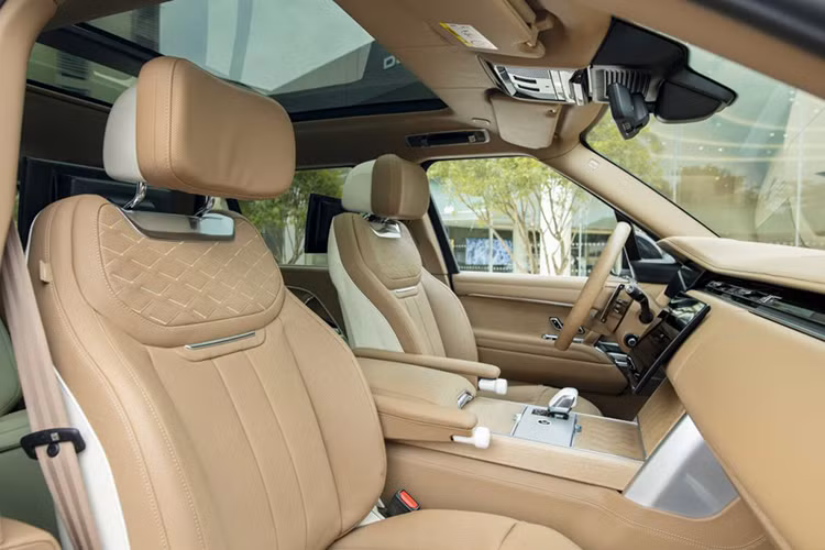 Vật liệu độc quyền trên SUV Range Rover 2024 mới bao gồm các kim loại mạ bóng, gốm mịn, khảm hoa văn tinh xảo cùng với da near-aniline mềm mại và vải Ultrafabrics™ thân thiện môi trường.