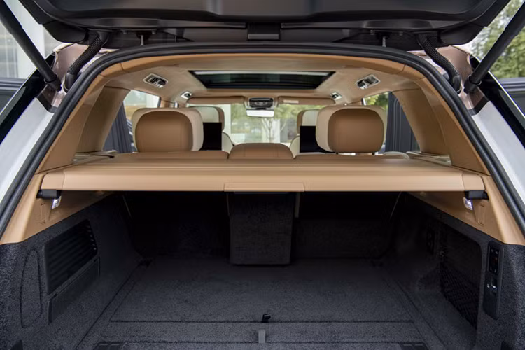 Nếu khách hàng muốn tìm sự khác biệt, đẳng cấp thì mức giá xe Range Rover SV LWB P615 có mức bán ra là 25,509 tỷ đồng, tức đắt gần 9 tỷ đồng, sẽ là lựa chọn rất đáng cân nhắc. Lúc này, xe sử dụng động cơ xăng tăng áp MHEV 8, dung tích 4,4 lít, công suất cực đại 615 ps, mô-men xoắn cực đại 750 Nm, dẫn động bốn bánh AWD.