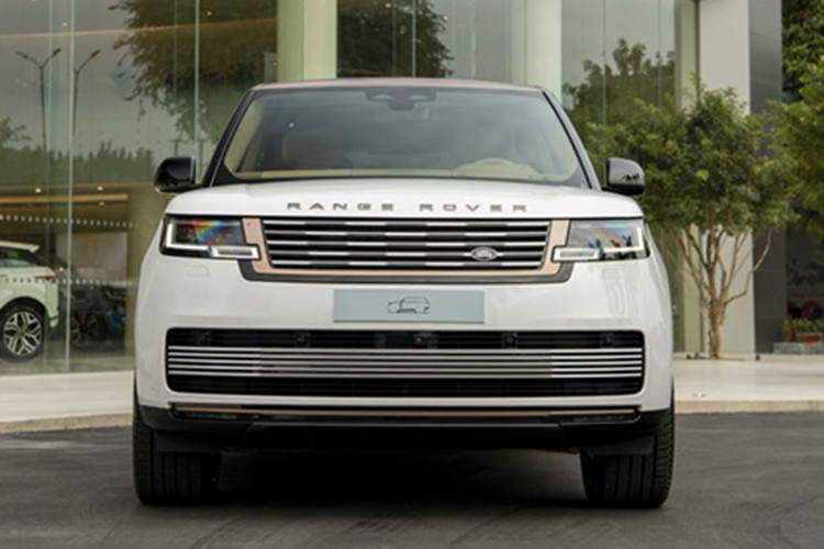 Theo thông tin chúng tôi có được, đã có ít nhất 2 chiếc xe Range Rover SV 2024 tìm thấy chủ nhân, trong đó, xe đầu tiên định cư ở Hà Nội, gây ấn tượng mạnh với màu đen cùng nhiều chi tiết sơn vàng và logo SV màu trắng nằm ở đuôi xe, biểu tượng cho quyền lực của chiếc xe Range Rover nhanh, đắt và mạnh nhất.