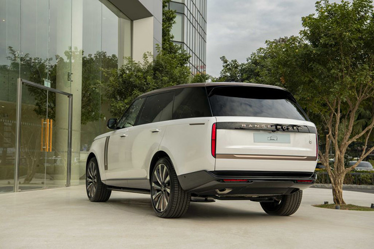 Dấu hiệu dễ nhận biết nhất của phiên bản Range Rover SV bao gồm nền đen logo hình bầu dục Land Rover trên lưới tản nhiệt và biểu tượng hình tròn SV bằng gốm màu trắng trên cửa sau. Việc sử dụng các vật liệu tinh xảo là một yếu tố quan trọng để phân biệt Range Rover SV và gốm đã được chọn để tượng trưng cho “Modern Luxury”.