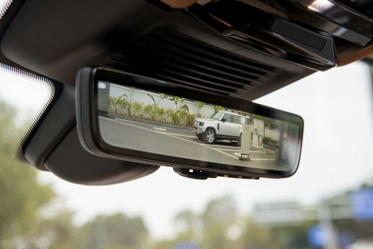 Thiếtb kế ghế êm ái với đường nét đặc trưng riêng của Range Rover SV được trang bị tính năng điều chỉnh 24 hướng với chức năng mát-xa, trong khi một Bàn Làm Việc Cao Cấp chỉnh điện trang nhã có thể điều khiển bằng điện được nâng lên một cách ấn tượng từ bảng điều khiển trung tâm có chiều dài cố định trên các giá đỡ được thiết kế đẹp mắt để mang lại không gian làm việc thuận tiện khi cần thiết.